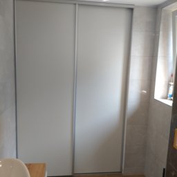 Wykonujemy różnego rodzaju schowki, szafy. Wykorzystany system szyn. Płyty są na zamówienie. Wymiar i kolor do wyboru.