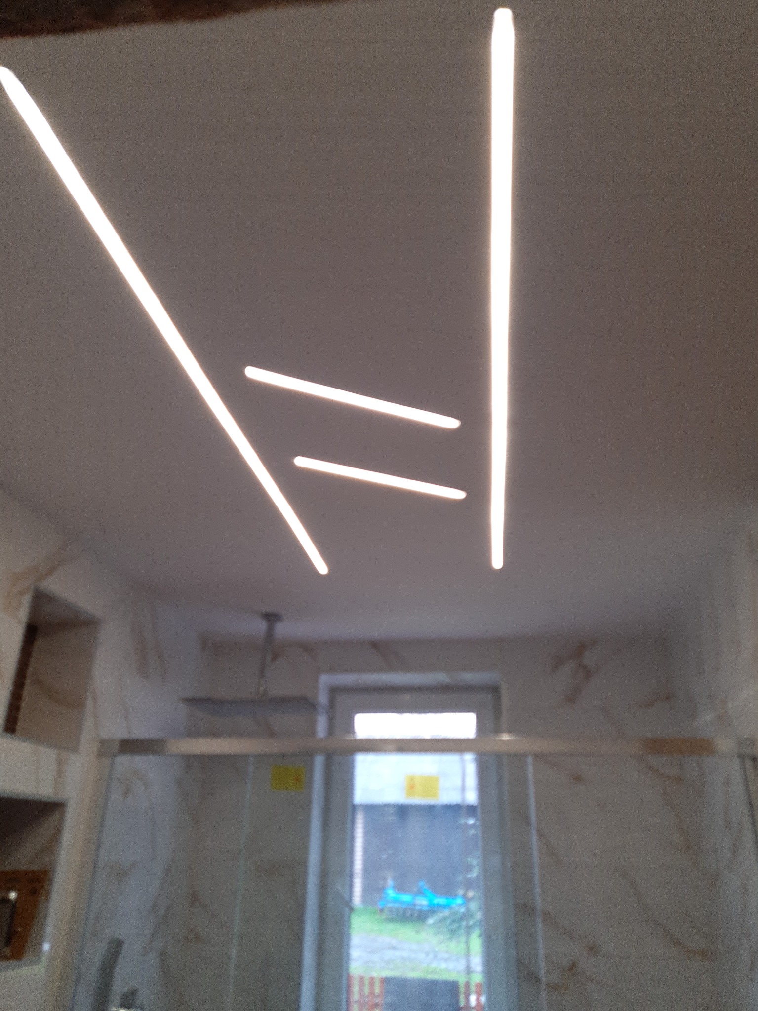 Wykonujemy wszelkiego rodzaju oświetlenia LED w ścianach i sufitach.