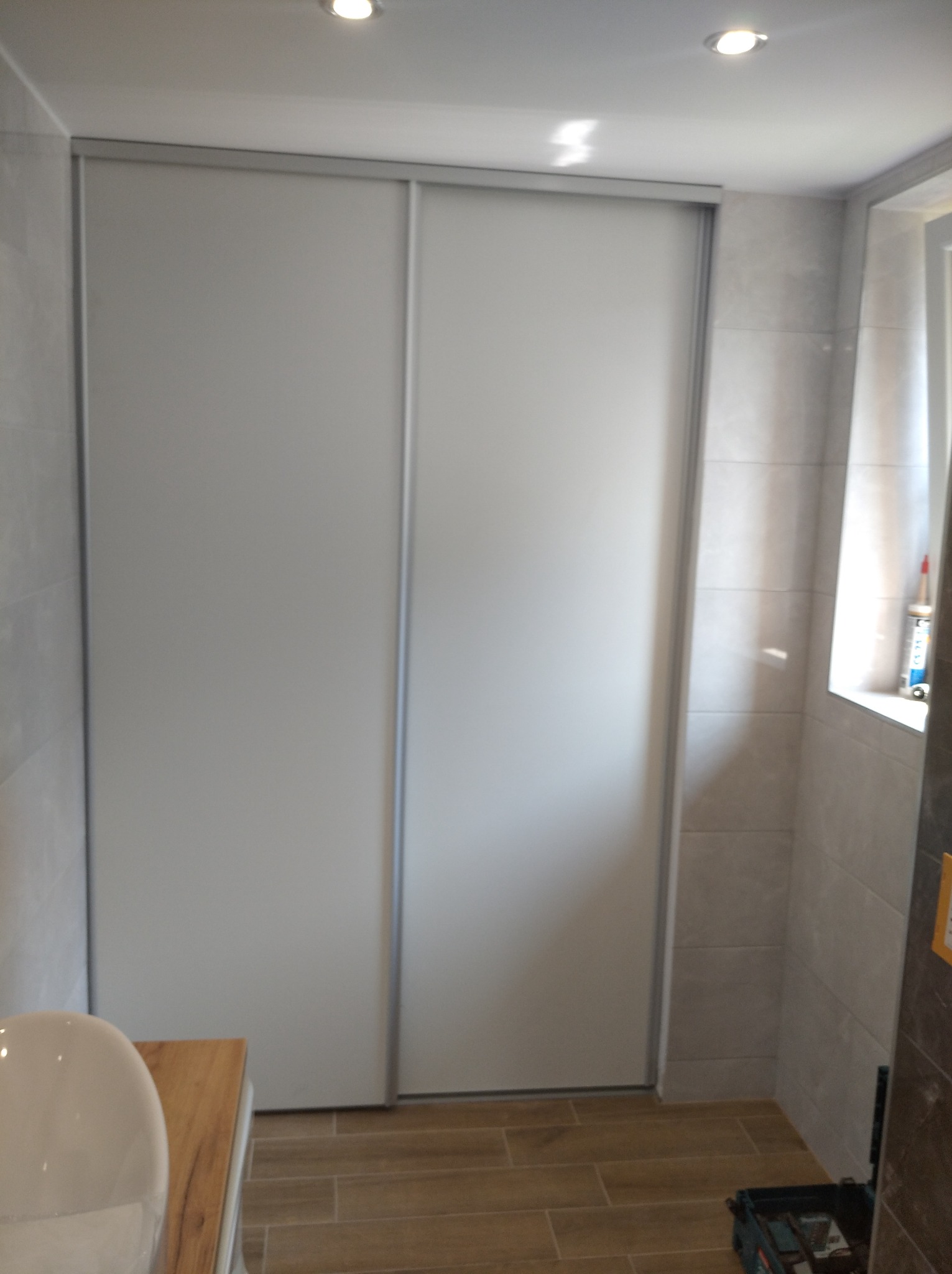 Wykonujemy różnego rodzaju schowki, szafy. Wykorzystany system szyn. Płyty są na zamówienie. Wymiar i kolor do wyboru.