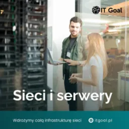 Mężczyzna z laptopem objaśnia kobiecie konfigurację serwerów w pomieszczeniu z szafami rack, widoczne logo firmy IT Goal.