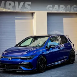 Golf 8R Zabezpieczony powłoką ceramiczną marki Gyeon. Dodatkowo przyciemnione lampy folią PPF.