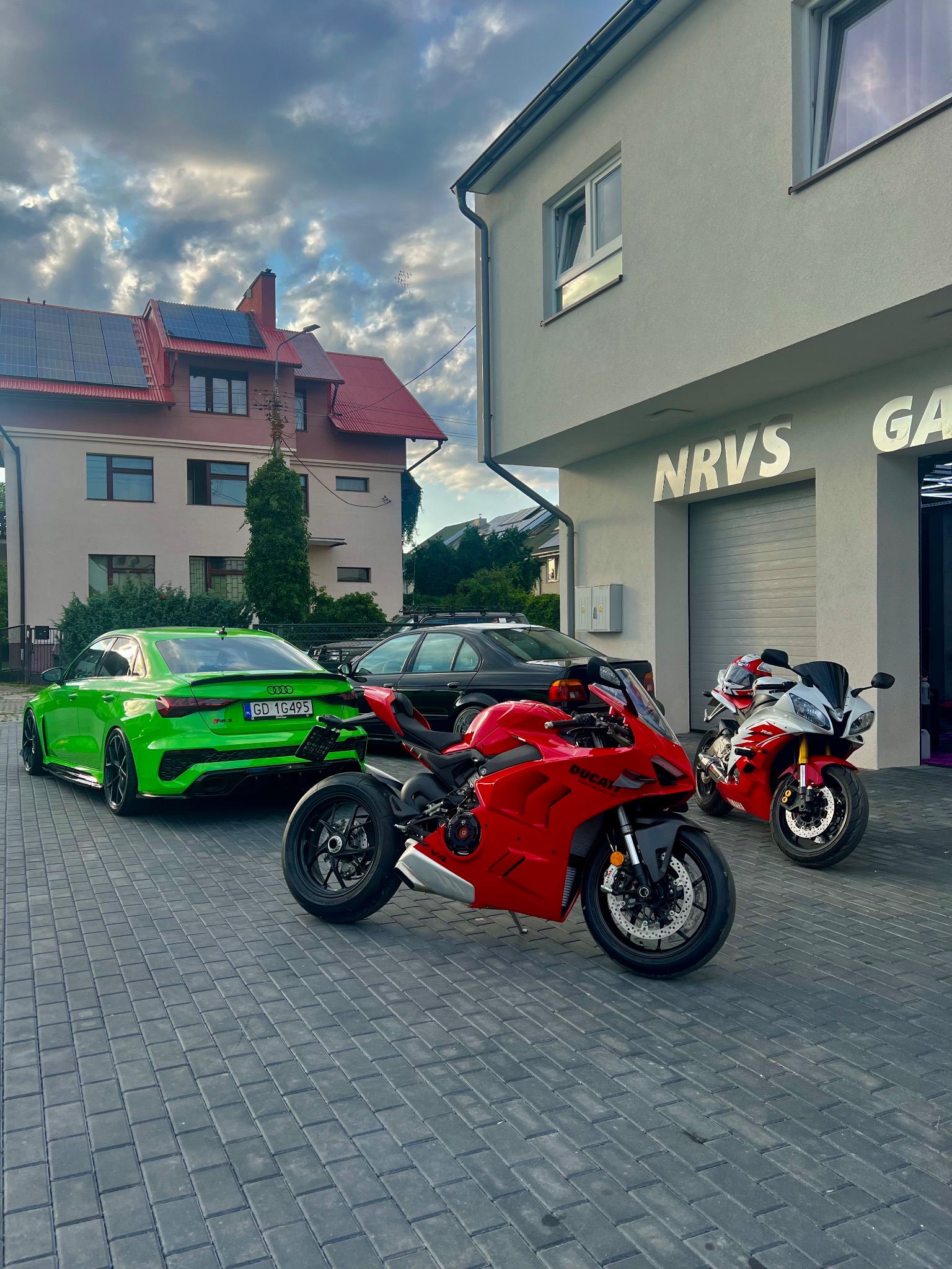 Luźny dzień na placu, serwis motocykli oraz aut.