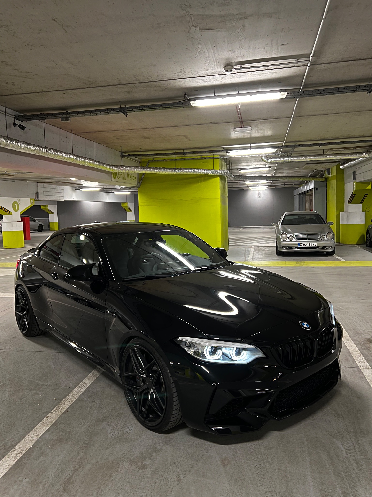 Zdjęcie podesłane od klienta , rok po aplikacji powłoki ceramicznej. Auto wygląda świetnie