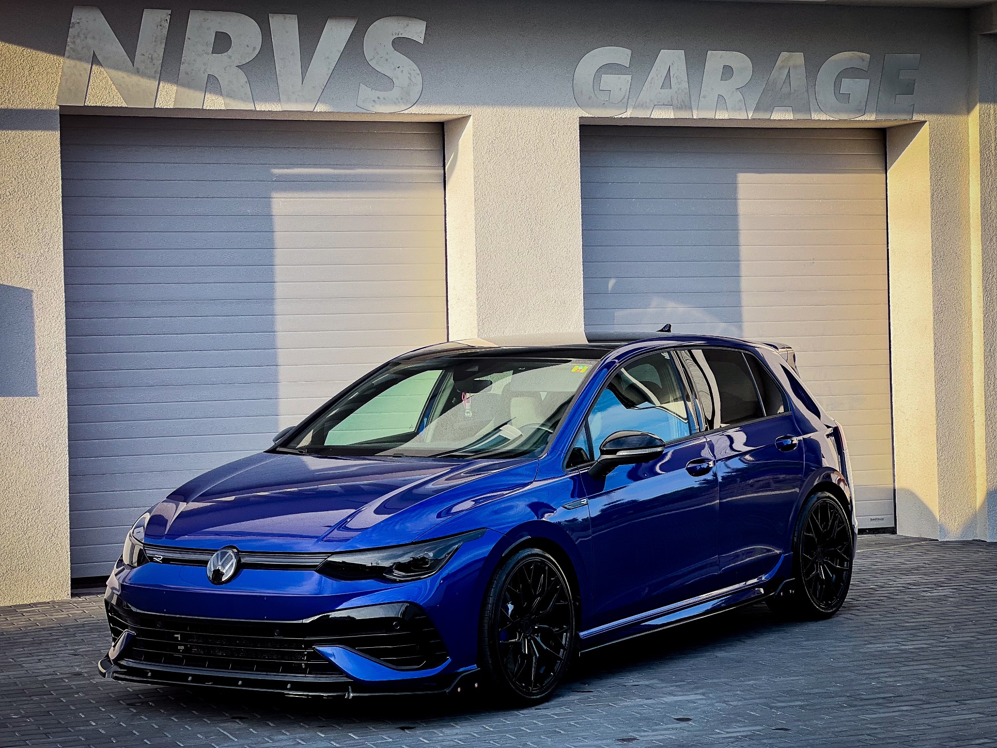 Golf 8R Zabezpieczony powłoką ceramiczną marki Gyeon. Dodatkowo przyciemnione lampy folią PPF.