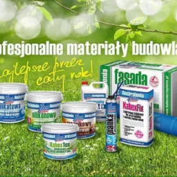 Zestaw materiałów budowlanych do ociepleń: puszki z farbami silikatowymi i silikonowymi, opakowania klejów do styropianu i wełny mineralnej, puszka z pianką montażową oraz paczka styropianu na tle...