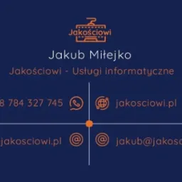 Wizytówka firmy Jakościowi - Usługi informatyczne, z danymi kontaktowymi: numer telefonu, adres strony internetowej i adresy e-mail, na granatowym tle z pomarańczowymi akcentami graficznymi.