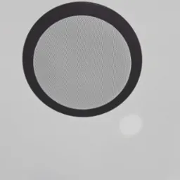 Okrągły głośnik sufitowy z czarną obwódką i metalową siatką na białym suficie, widoczne odbicie światła.