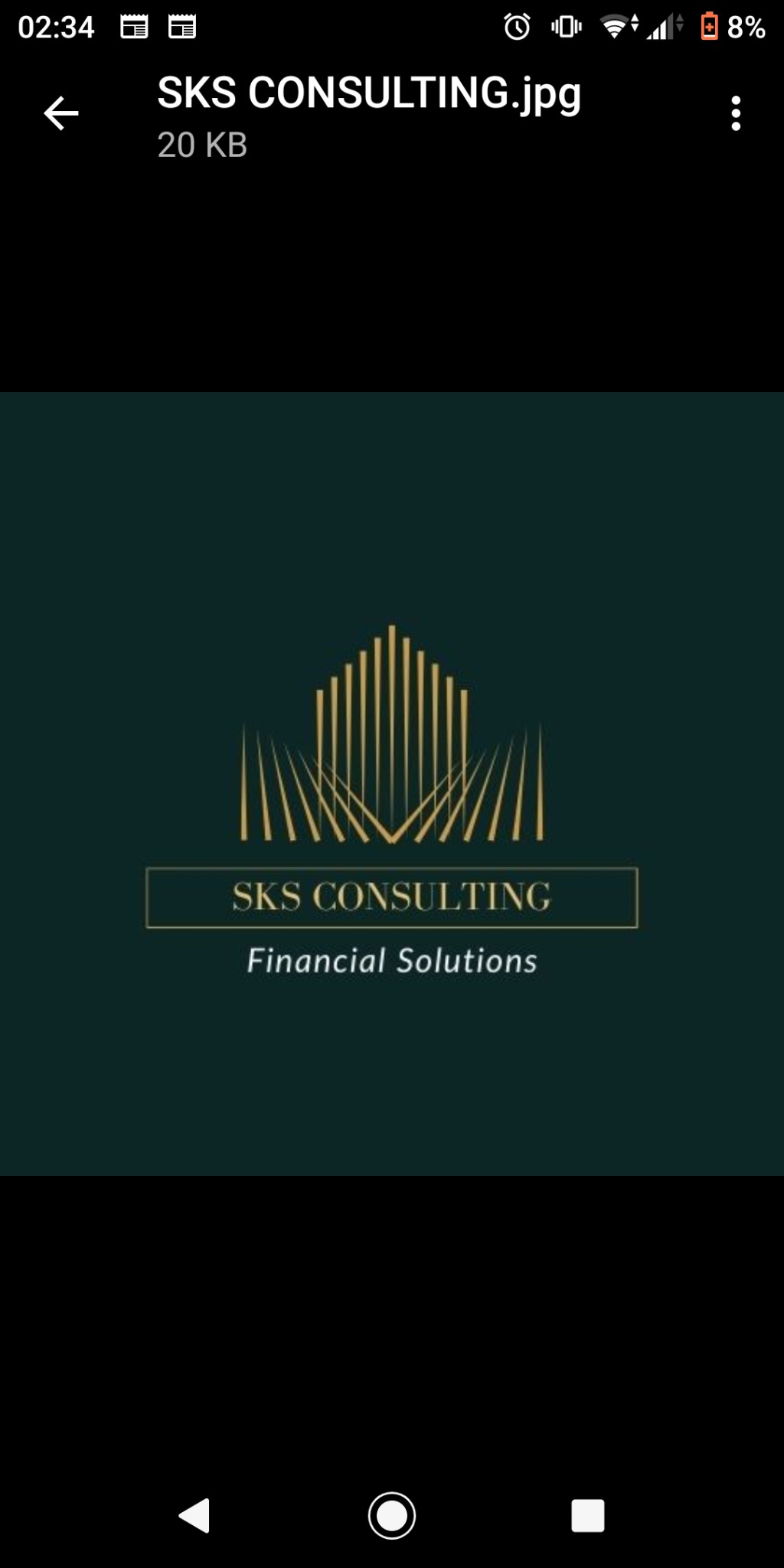 Logo firmy SKS Consulting z napisem Financial Solutions na ciemnozielonym tle.