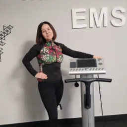 Trening personalny EMS wykonujemy na sprzęcie Miha Body tec. Jestem certyfikowanym trenerem EMS.