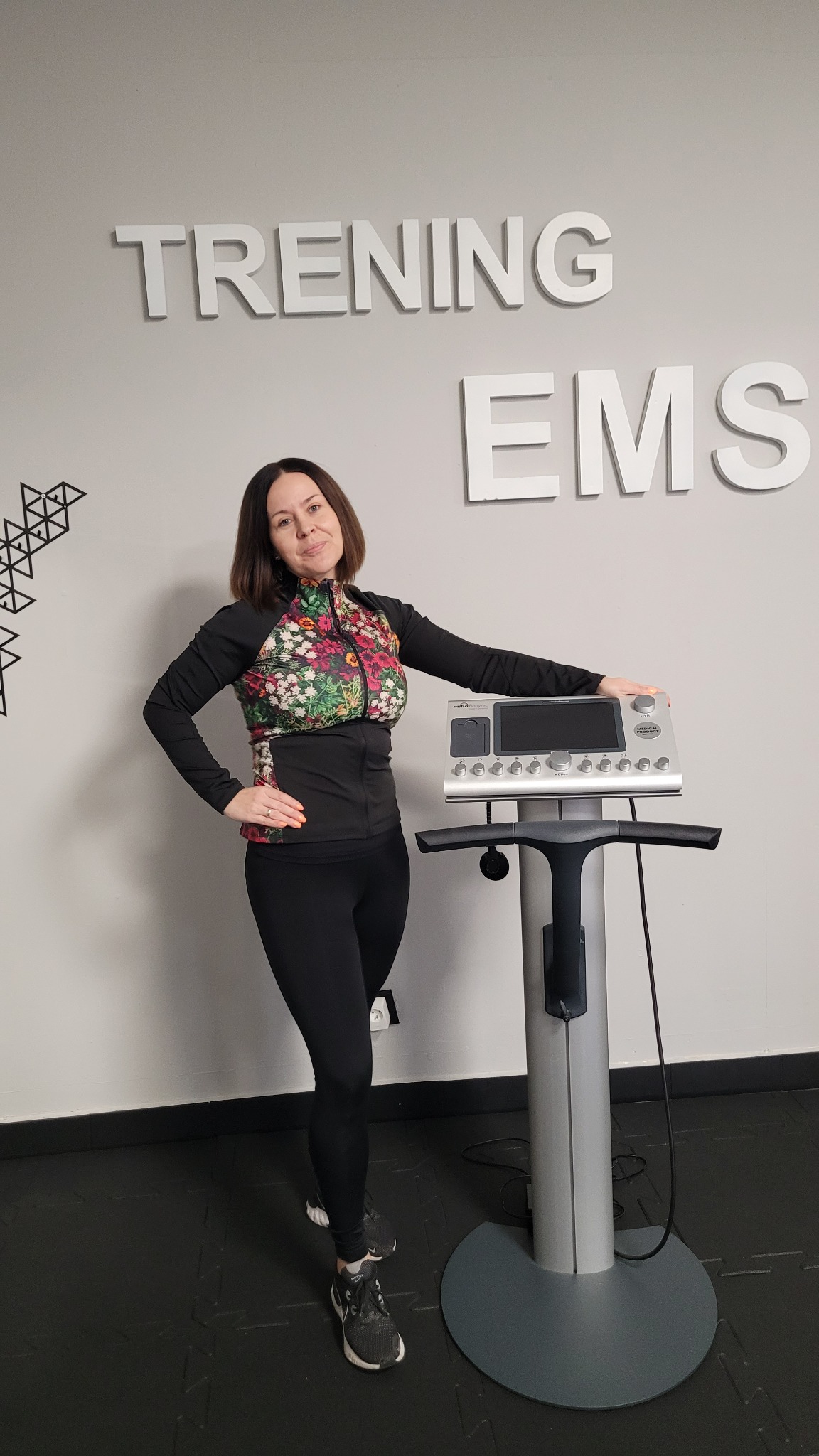 Trening personalny EMS wykonujemy na sprzęcie Miha Body tec. Jestem certyfikowanym trenerem EMS.