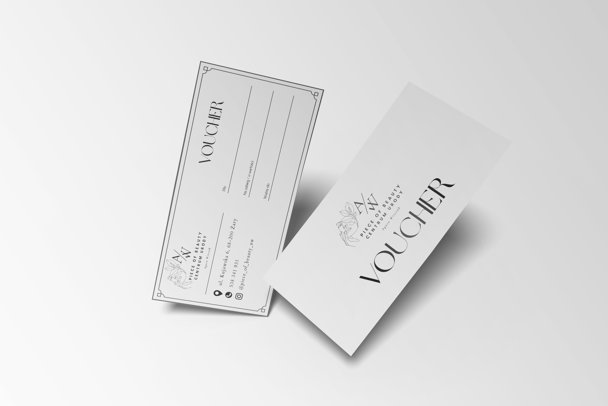 Dwa minimalistyczne vouchery na usługi salonu urody, z logo i danymi kontaktowymi, leżące na białym tle.