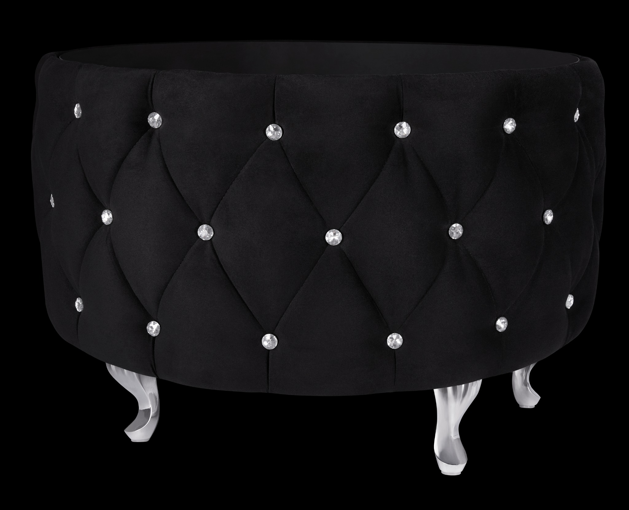 Czarny, okrągły puf tapicerowany welurem z pikowaniem w romby i dekoracyjnymi kryształkami, na czterech srebrnych, giętych nóżkach.