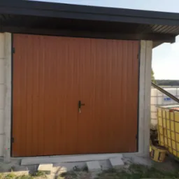 Brązowa brama garażowa z pionowymi panelami, zamontowana w surowym, betonowym otworze, widoczne betonowe płyty przed bramą i zbiorniki IBC w tle.