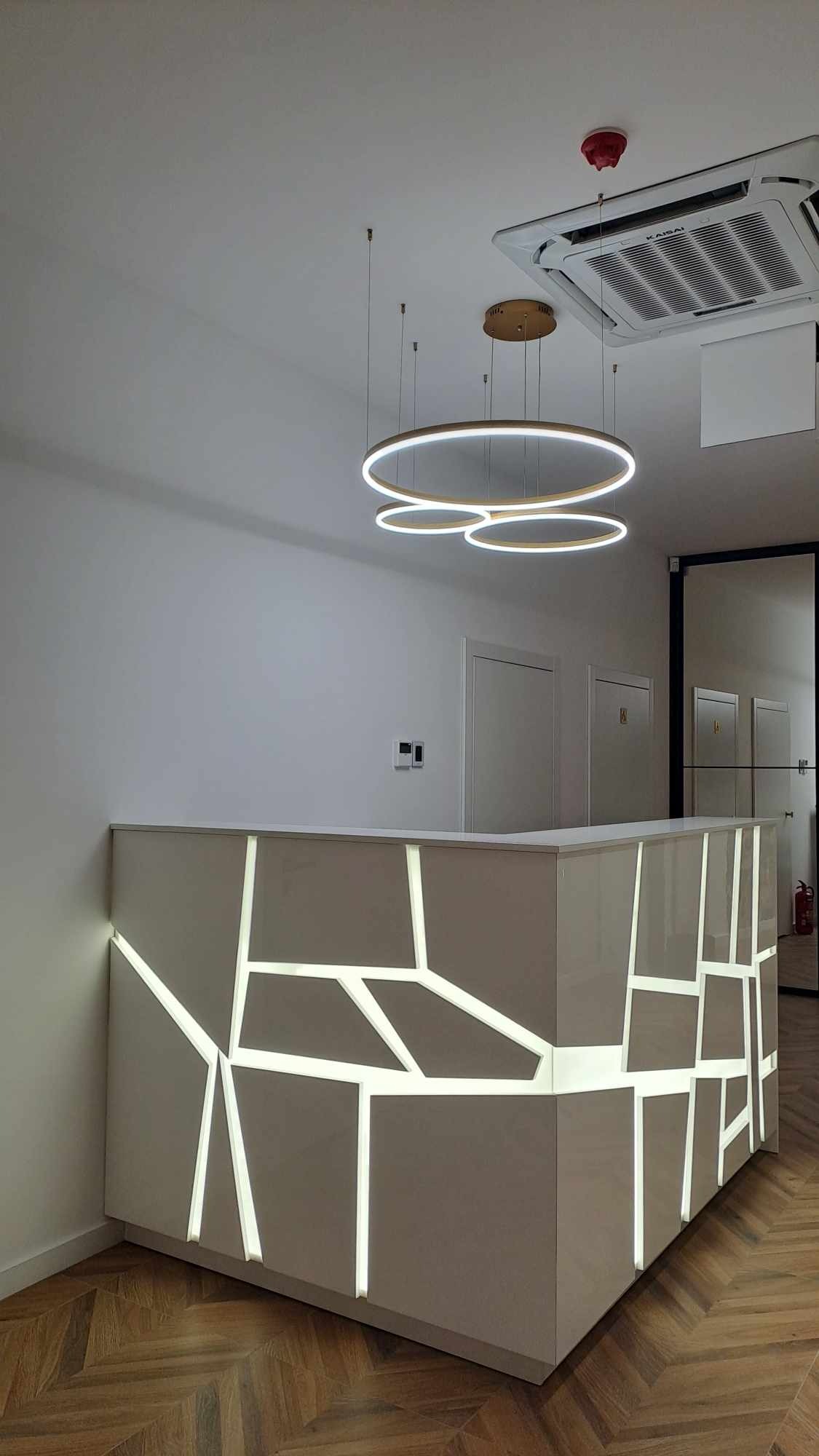 Montaż oświetlenia w recepcji