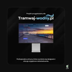 Ekran monitora wyświetlający stronę internetową Tramwaj-wodny.pl z widokiem mola w Sopocie o zachodzie słońca, prezentowany na czarnym tle z tekstem reklamowym.