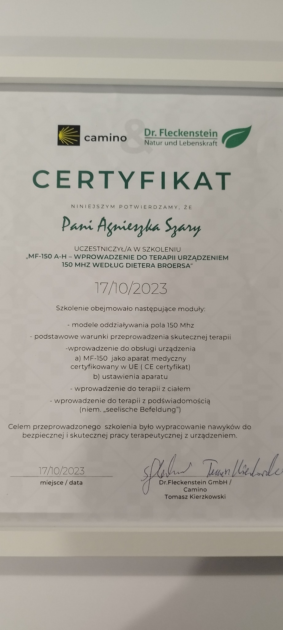 Skan certyfikatu ukończenia szkolenia z zakresu terapii urządzeniem MF-150 A-H 150 MHz, wydanego przez Dr. Fleckenstein GmbH / Camino dla Pani Agnieszki Szary, datowany na 17/10/2023.