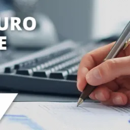 Ręka w zegarku pisząca długopisem na dokumentach, w tle klawiatura i logo firmy SkyTech.