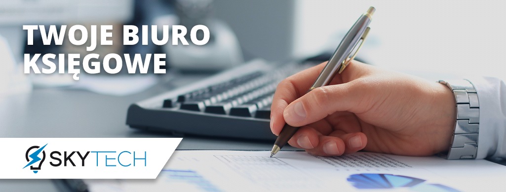 Ręka w zegarku pisząca długopisem na dokumentach, w tle klawiatura i logo firmy SkyTech.