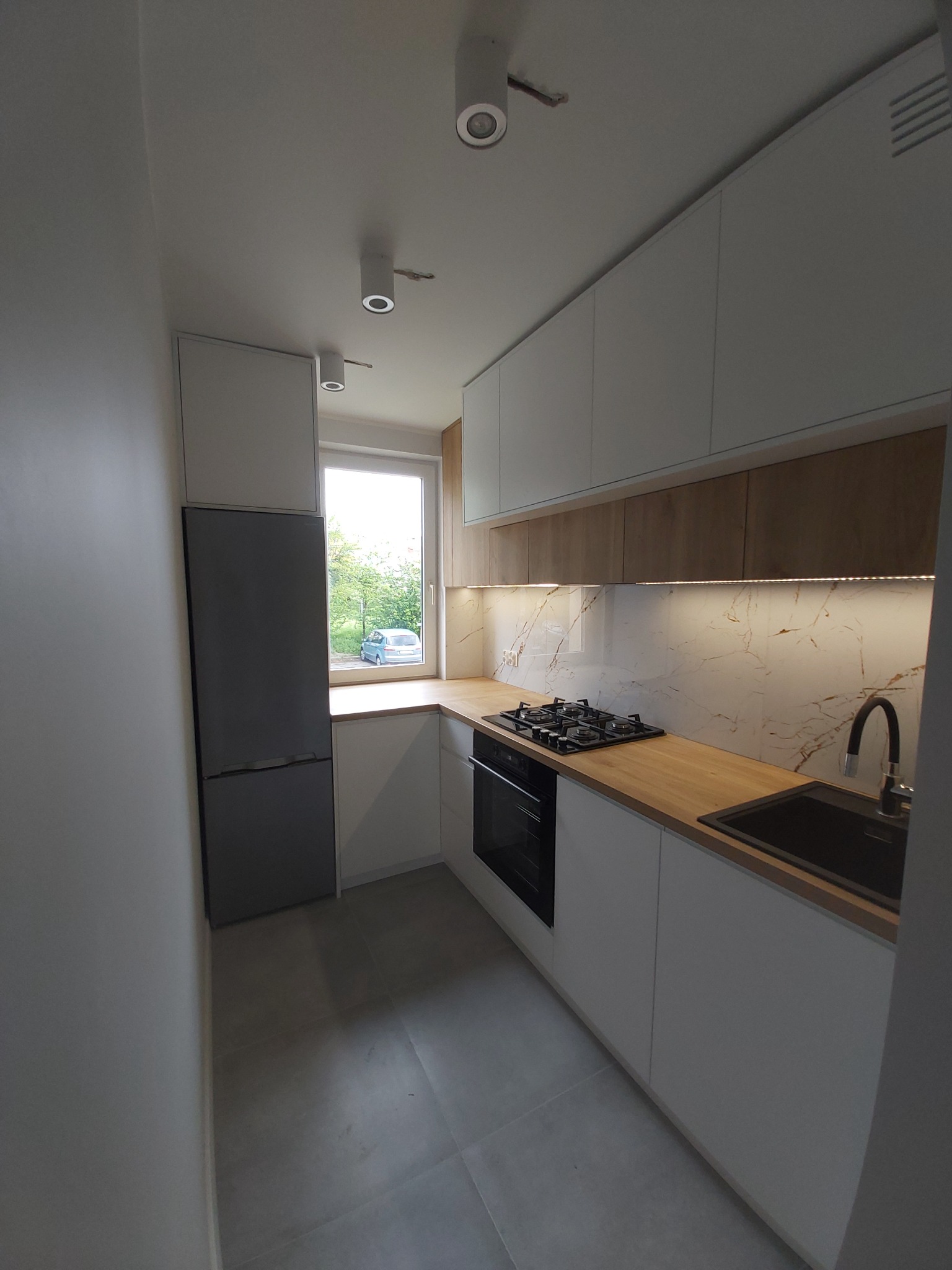 Kuchni w bloku Gdynia Witominoi - fronty lakierowane oraz płyta meblowa - blat laminowany