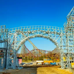 Nietypowa konstrukcja stalowa.