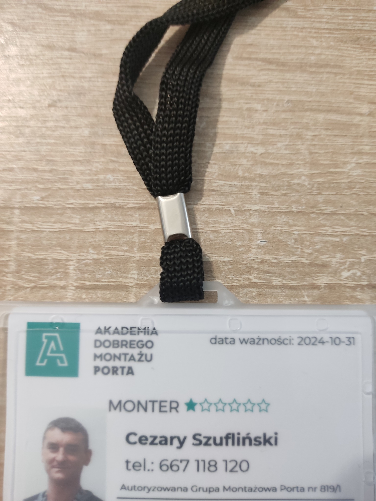 Identyfikator montera Cezarego Szuflińskiego z Akademii Dobrego Montażu Porta, ważny do 2024-10-31, z czarną smyczą i oceną 5 gwiazdek.