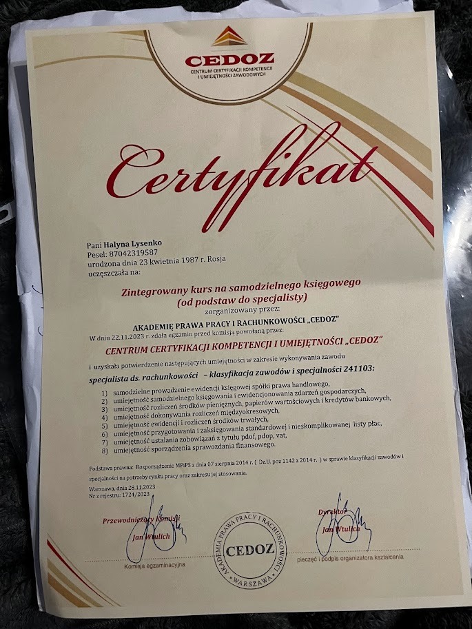 Certyfikat ukończenia zintegrowanego kursu na samodzielnego księgowego wydany przez Akademię Prawa Pracy i Rachunkowości CEDOZ dla Halyny Lysenko, zawierający wykaz nabytych umiejętności.