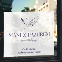Naklejka na witrynie salonu: fioletowy napis 'MANI Z PAZUREM', nazwa salonu, grafika dłoni i lakieru. Widok z zewnątrz, odbicie ulicy w szybie.