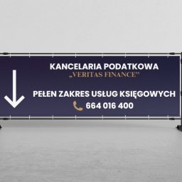 ZborowskaArt - Baner reklamowy na stojaku z informacją o Kancelarii Podatkowej 'Veritas Finance' i numerem telefonu, na szarym tle.