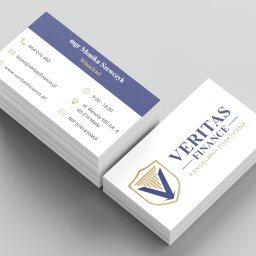 ZborowskaArt - Stos wizytówek firmy Veritas Finance z logo i danymi kontaktowymi mgr Moniki Szewczyk, właścicielki, na jasnoszarym tle. Profesjonalny projekt graficzny.