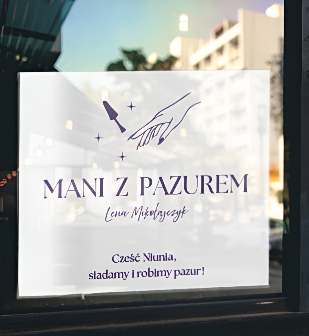 Naklejka na witrynie salonu: fioletowy napis 'MANI Z PAZUREM', nazwa salonu, grafika dłoni i lakieru. Widok z zewnątrz, odbicie ulicy w szybie.
