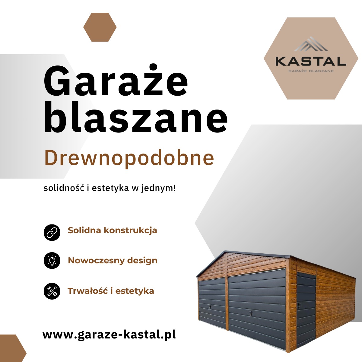 Blaszany garaż dwustanowiskowy w kolorze drewnopodobnym i grafitowym, prezentowany na grafice reklamowej z hasłami o solidności i nowoczesnym designie.