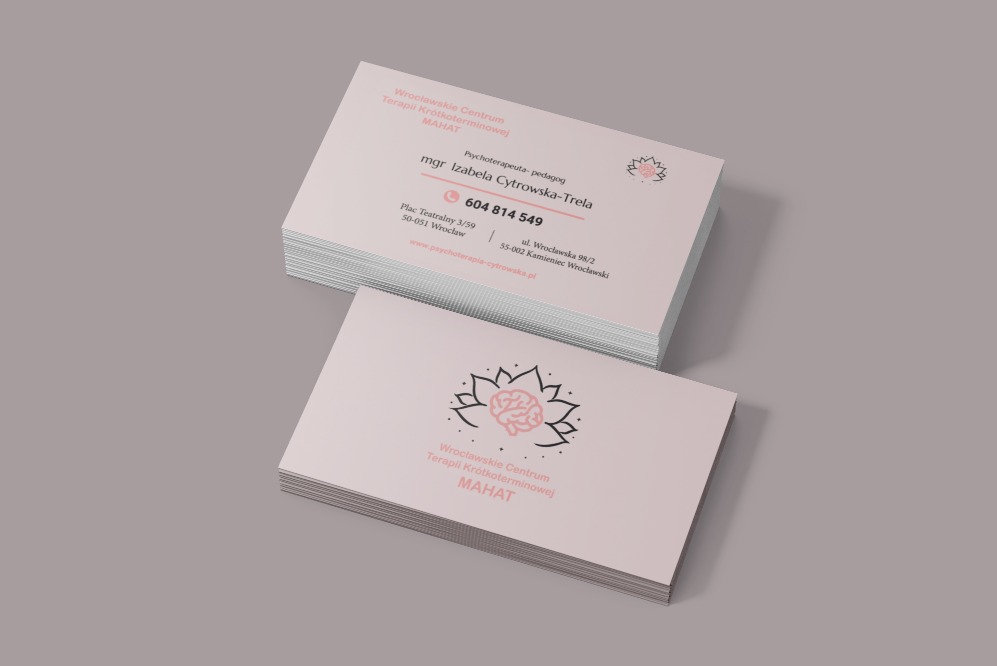 Stos wizytówek z logo Wrocławskiego Centrum Terapii Krótkoterminowej MAHAT, na jasnoróżowym tle, z danymi kontaktowymi mgr Izabeli Cytrowskiej-Trela.