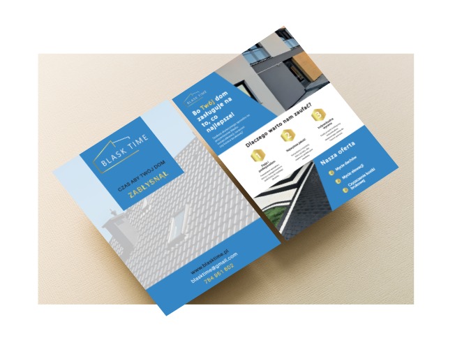 Dwie ulotki firmy Blask Time z ofertą mycia dachów i elewacji, ułożone pod kątem na beżowym tle. Ulotki w kolorystyce niebiesko-białej z elementami graficznymi.