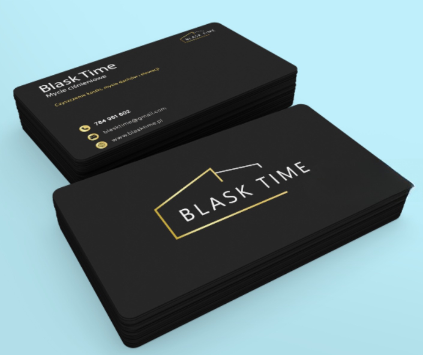 Stos czarnych wizytówek z logo firmy 'Blask Time' w kolorze złotym i białym na jasnoniebieskim tle. Minimalistyczny design, ostre krawędzie, nowoczesny wygląd.