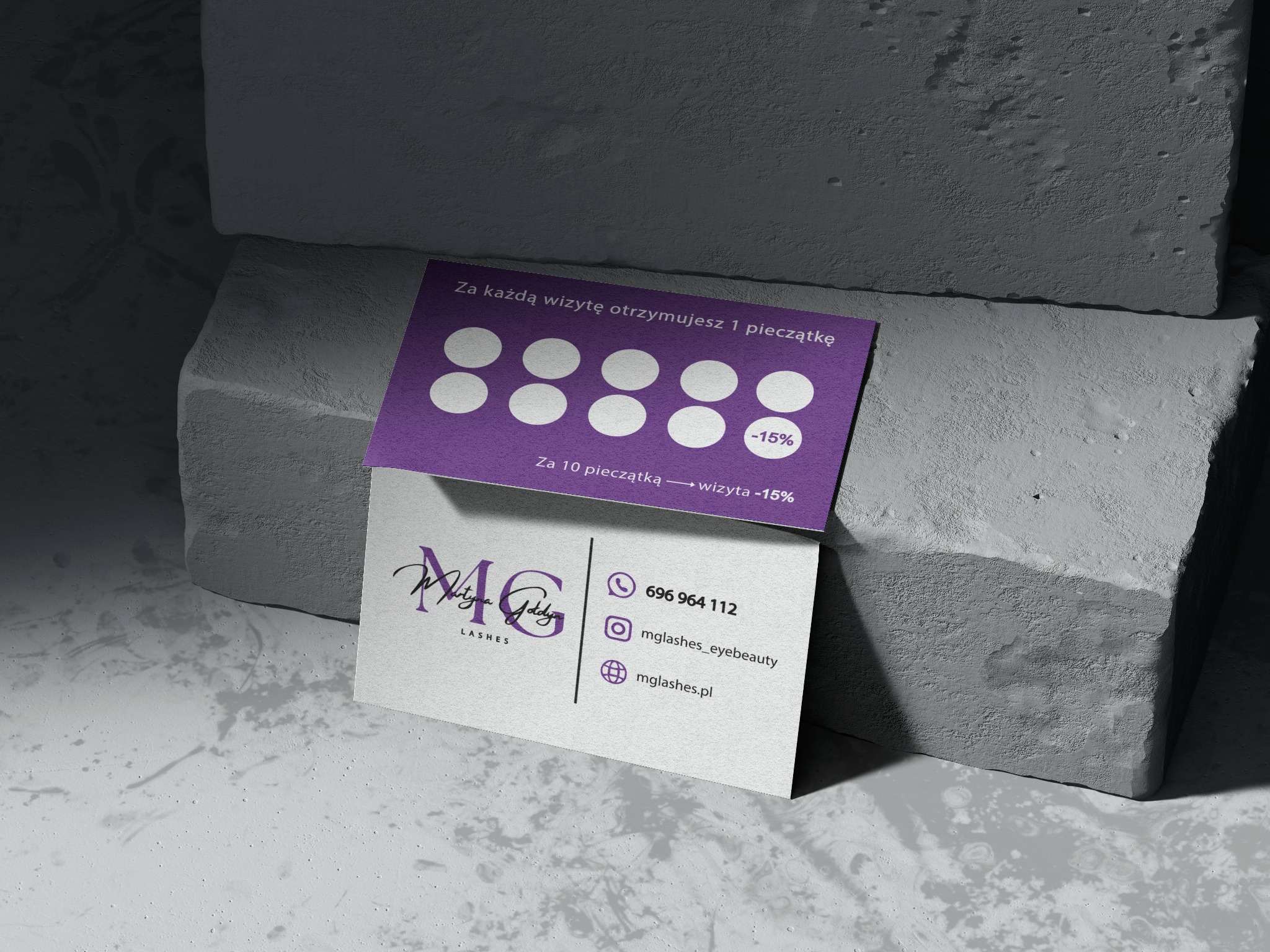Karta lojalnościowa i wizytówka MG Lashes na szarym tle. Fioletowo-biała kolorystyka, nowoczesny design z pieczątkami i danymi kontaktowymi.
