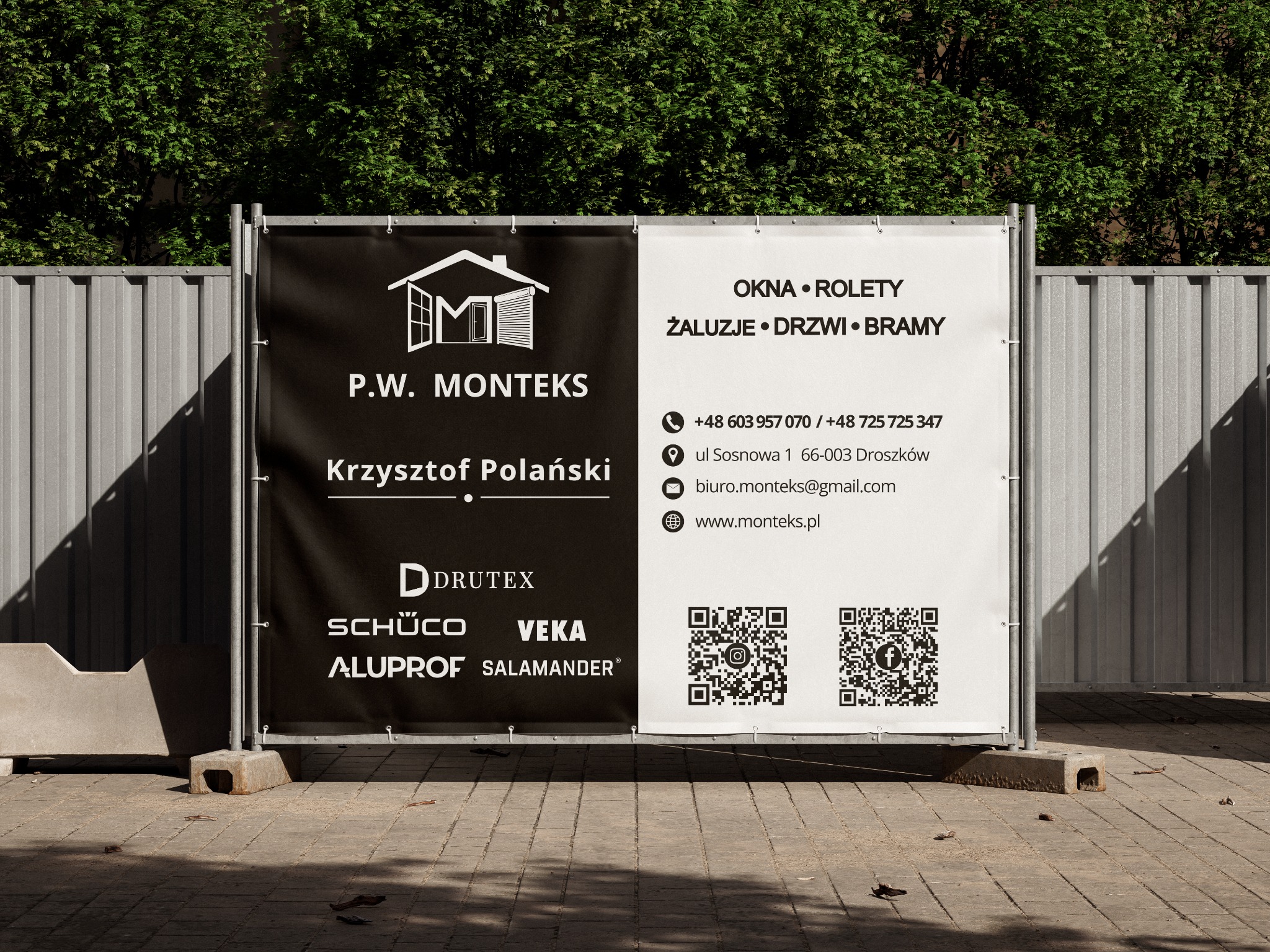 Czarno-biały baner reklamowy firmy P.W. MONTEKS z ofertą okien, rolet, żaluzji, drzwi i bram, umieszczony na tle metalowego ogrodzenia i zieleni. Widoczne dane kontaktowe i kody QR.