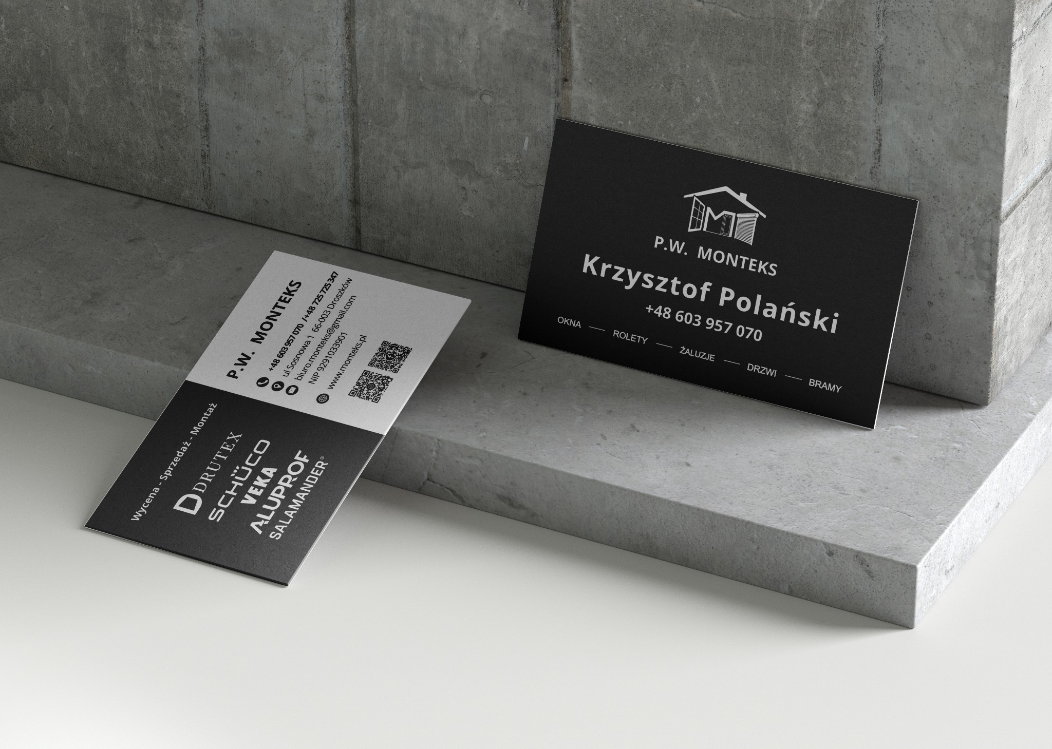Eleganckie wizytówki firmy P.W. MONTEKS, specjalizującej się w oknach, roletach, żaluzjach, drzwiach i bramach. Minimalistyczny design na ciemnym tle, z wyraźnym logo i danymi kontaktowymi.