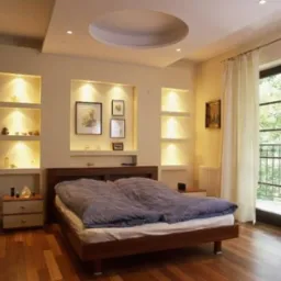 Nowoczesna sypialnia z drewnianą podłogą, łóżkiem z ciemnego drewna i wnękami ściennymi z oświetleniem punktowym, balkon z widokiem na zieleń za oknem.