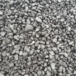 Góra antracytowych bryłek węgla, z widocznymi krawędziami i refleksami światła