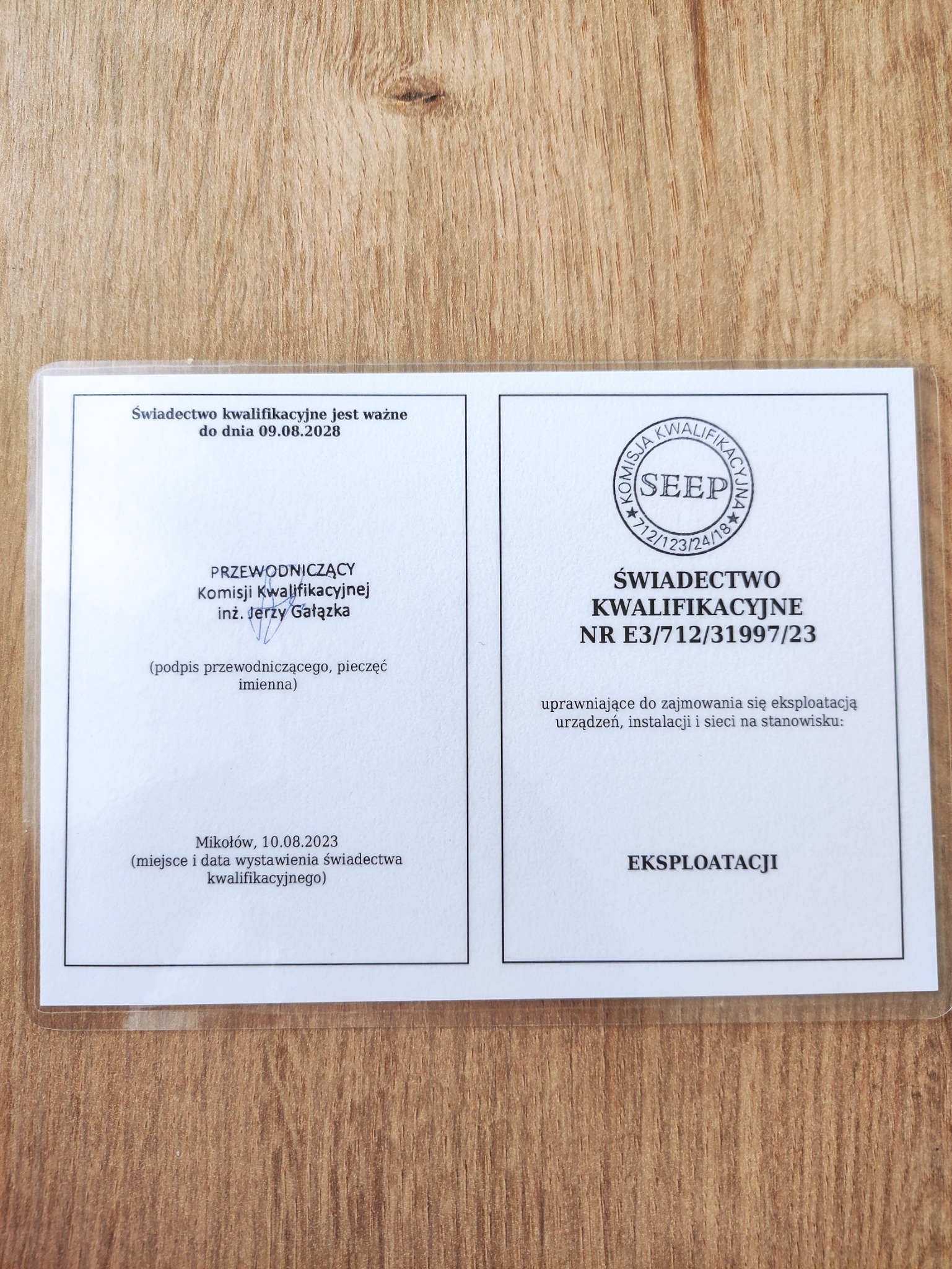 Skan świadectwa kwalifikacyjnego SEEP uprawniającego do eksploatacji urządzeń, instalacji i sieci, z pieczęcią i podpisem przewodniczącego Komisji Kwalifikacyjnej, ważnego do 09.08.2028, wydanego...