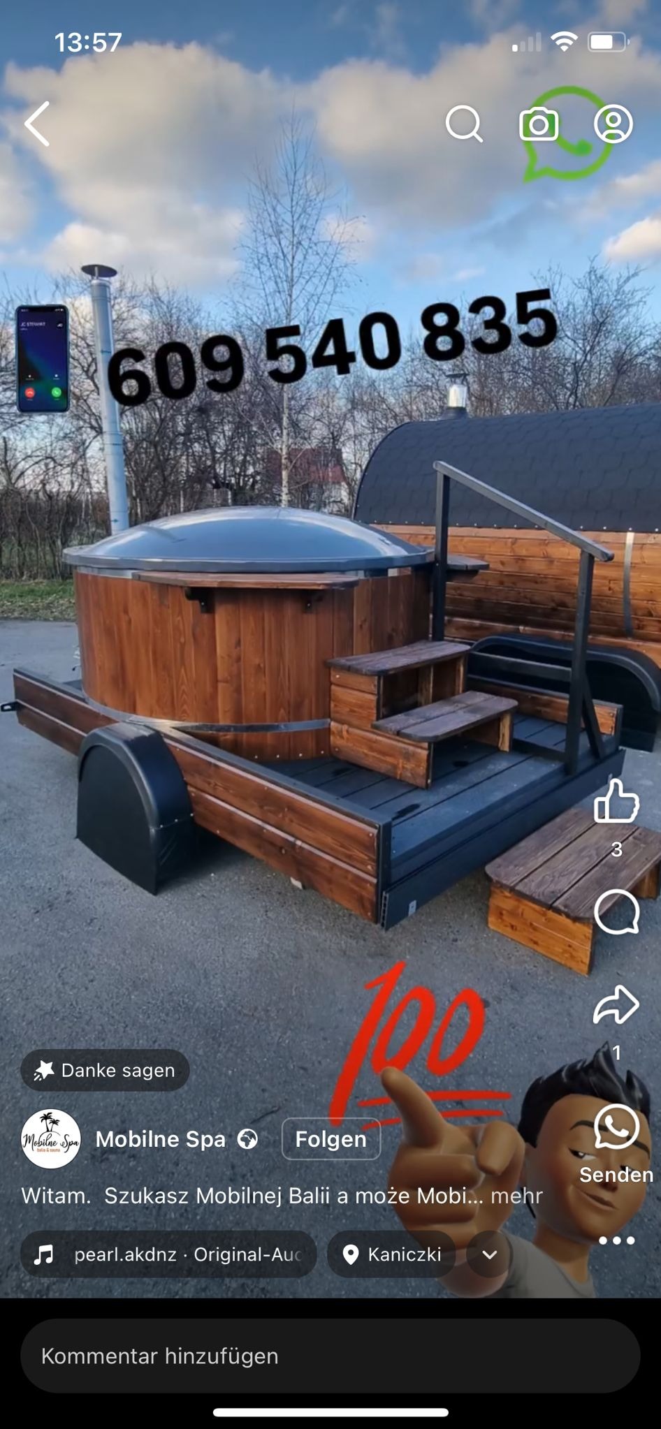 Mobilna sauna na przyczepie z drewnianymi schodkami i kominem, obok beczka sauny. Numer telefonu nałożony na zdjęcie. Nietypowe rozwiązanie dla miłośników relaksu.