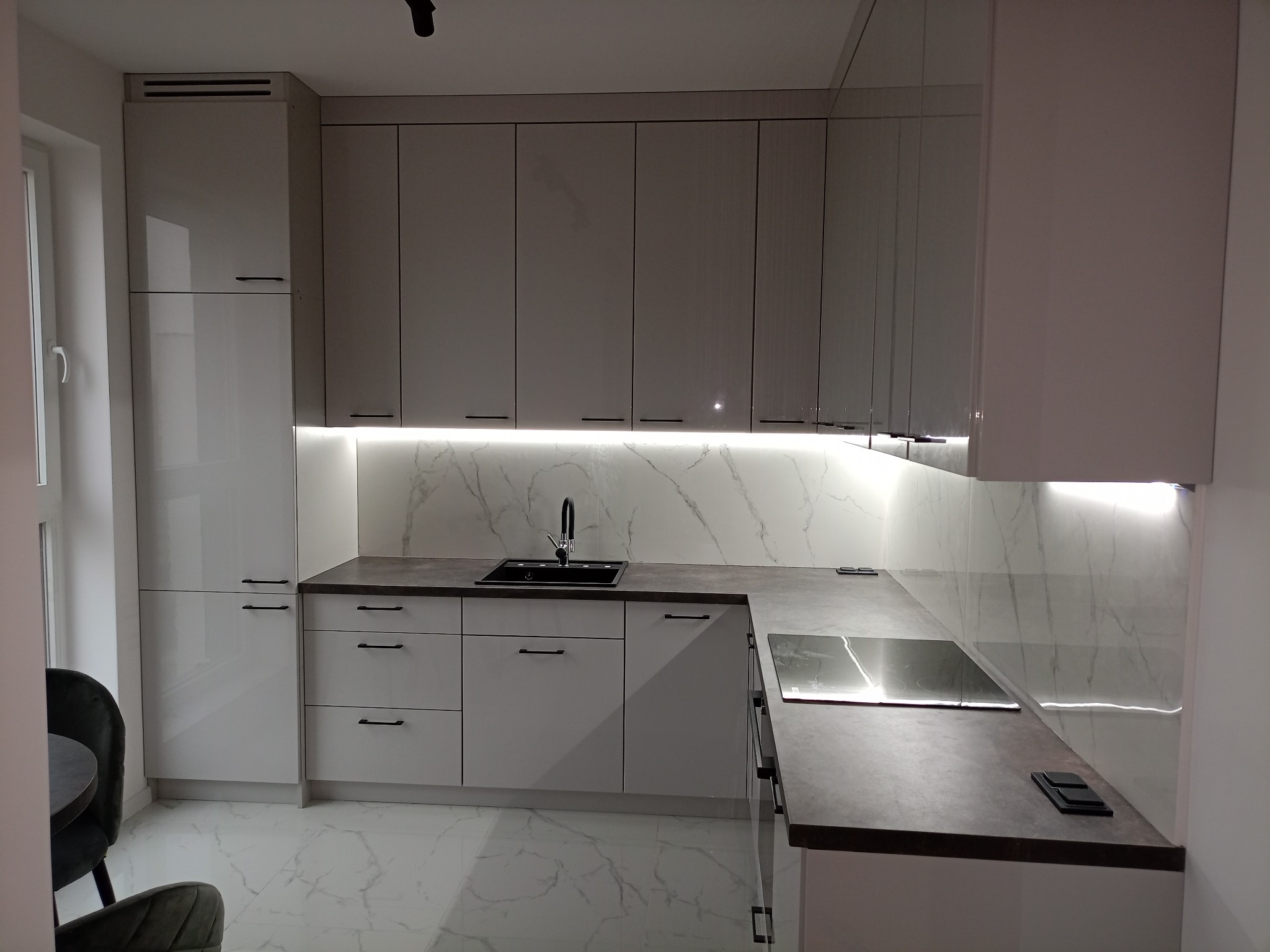 Jedna z realizacji. Szary lakier w połysku