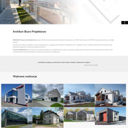 RYCHLAK.DESIGN ROBERT RYCHLAK - Nowoczesny taras na dachu budynku z widokiem na miasto. Osoba stojąca na tarasie. Szklane balustrady i drewniana podłoga tarasu. Architektura.