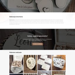 RYCHLAK.DESIGN ROBERT RYCHLAK - Drewniane ozdoby Sklejka.design: zawieszki w kształcie stóp z grawerowanymi napisami, prezentujące nowoczesne wzornictwo. Idealne na chrzest i inne okazje.