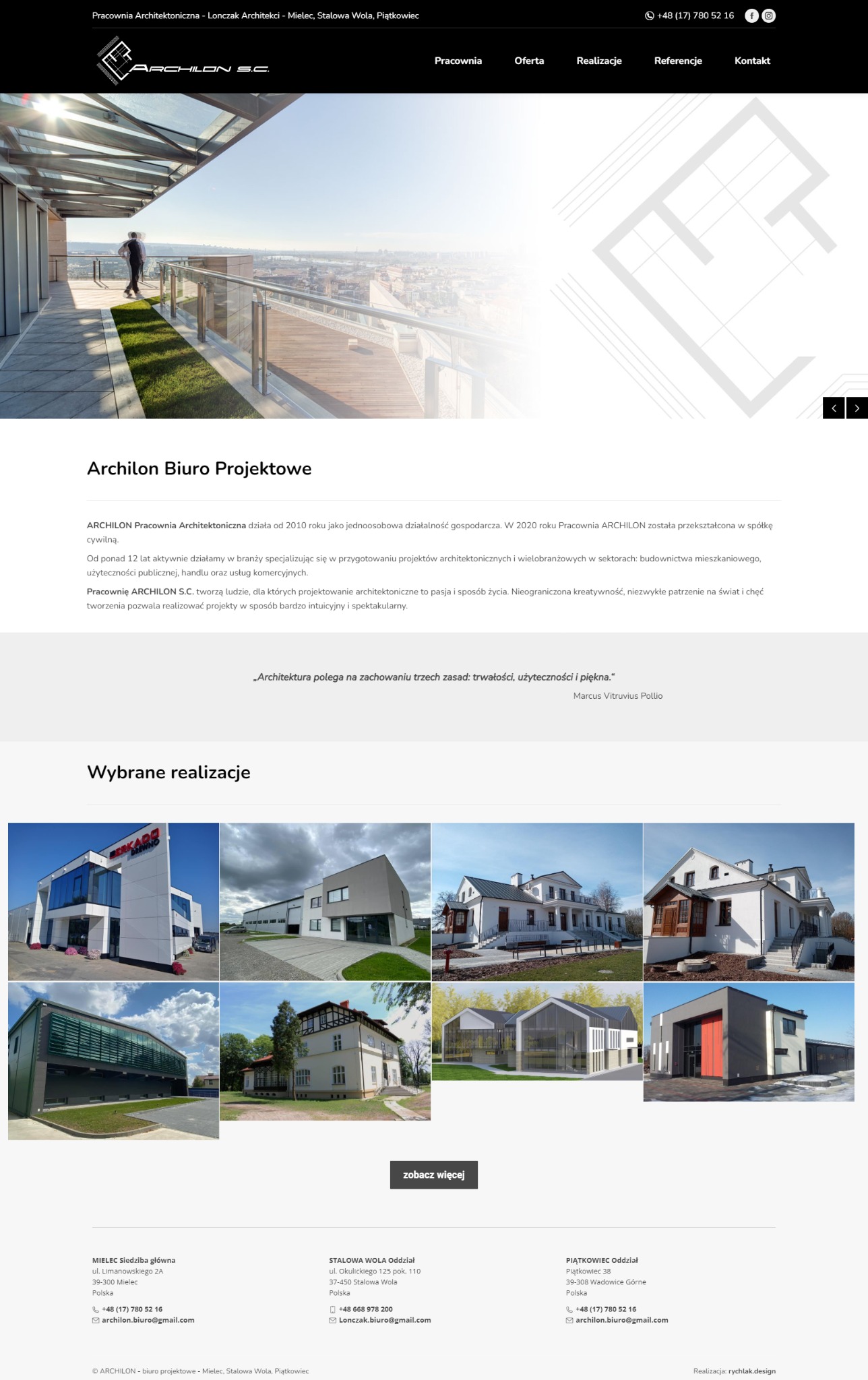 Nowoczesny taras na dachu budynku z widokiem na miasto. Osoba stojąca na tarasie. Szklane balustrady i drewniana podłoga tarasu. Architektura.