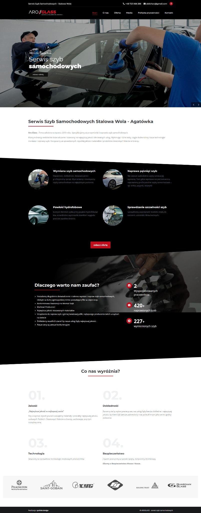 Strona internetowa serwisu szyb samochodowych Aroglass: pracownik montuje szybę, logo firmy w lewym górnym rogu, menu nawigacyjne u góry, przyciski kontaktu.