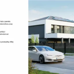 Nowoczesny dom z panelami słonecznymi, automatyczną bramą wjazdową i zaparkowanym białym samochodem elektrycznym.