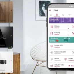 Panel sterowania inteligentnym domem Greton zamontowany na ścianie, widok z aplikacji mobilnej na smartfonie, sterowanie oświetleniem i roletami, minimalistyczny design wnętrza.