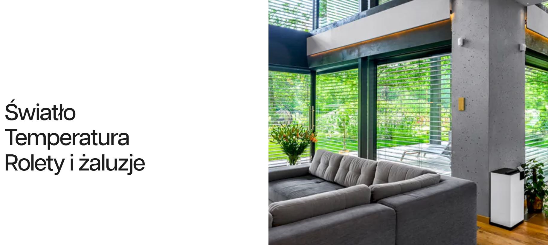 Nowoczesny salon z szarą sofą, dużymi oknami z żaluzjami poziomymi, betonowym filarem i dyskretnym oświetleniem LED