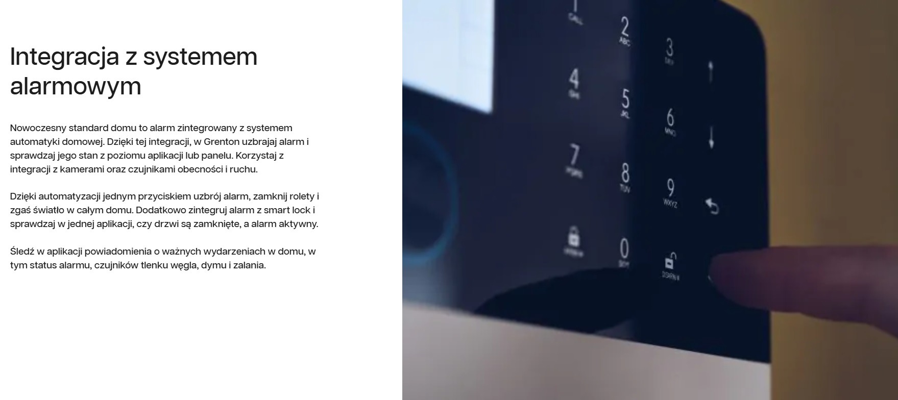 Palec naciska przycisk 'Disarm' na nowoczesnym panelu sterowania alarmem domowym z podświetlanymi cyframi i symbolami.